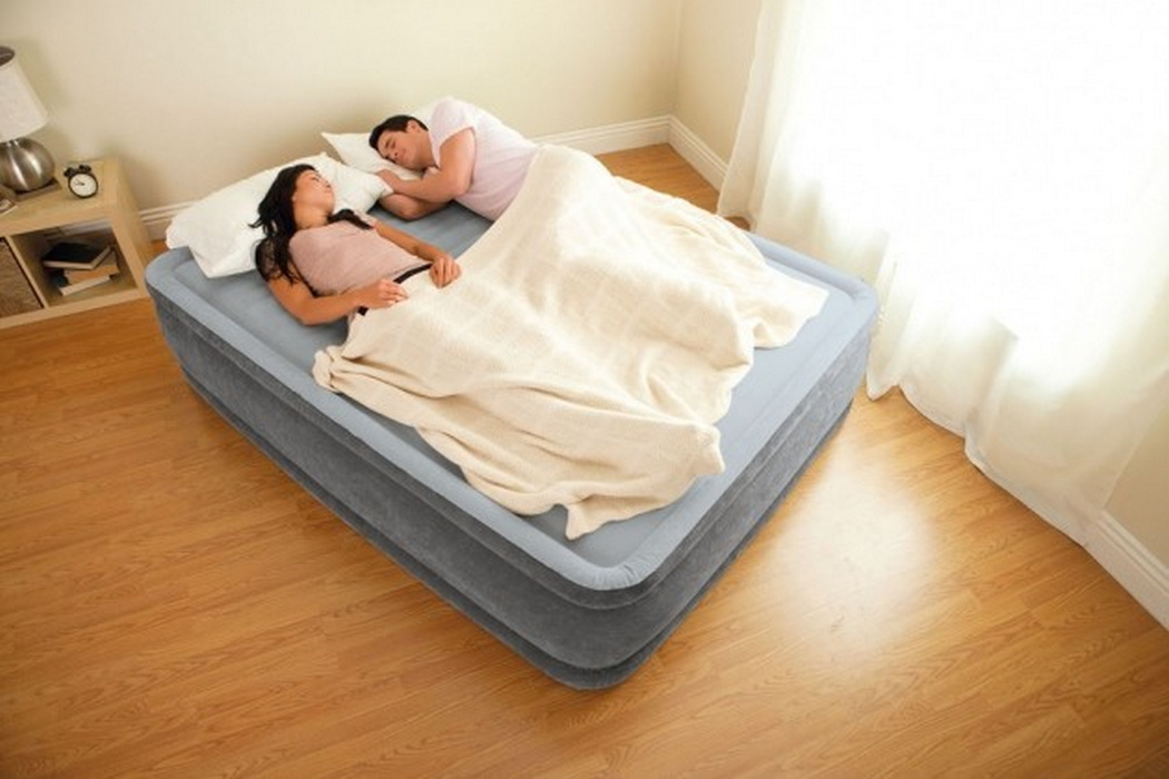 Надувная кровать Intex Comfort-Plush 152х203х33см, встроенный насос 67770 1050_700