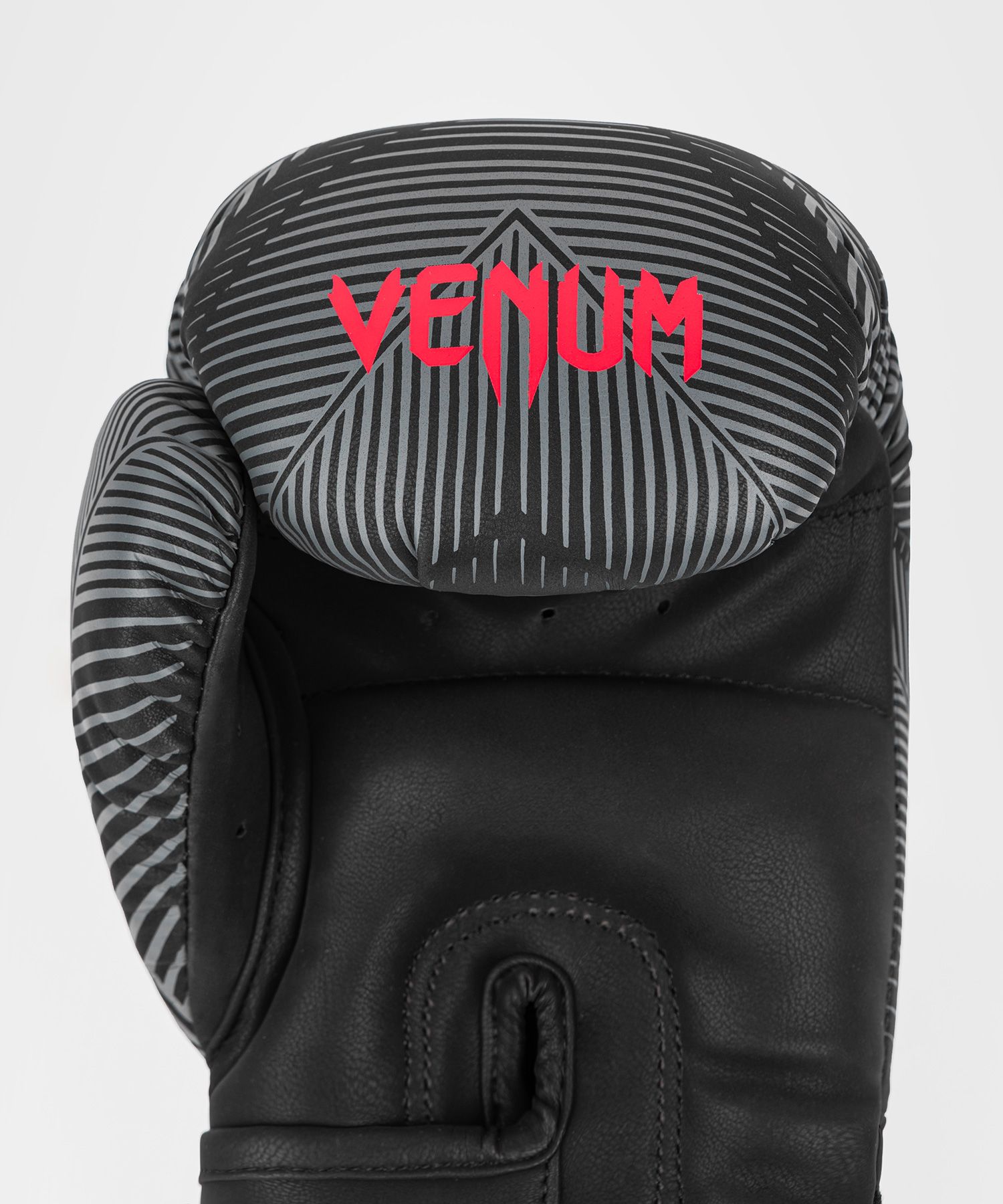 Перчатки Venum Phantom 04700-100-12oz черный\красный 1500_1800